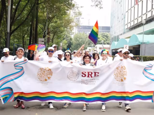Un conringente de la Secretaría de Relaciones Exteriores lideró la XLVI Marcha del Orgullo LGBTQI en la CDMX