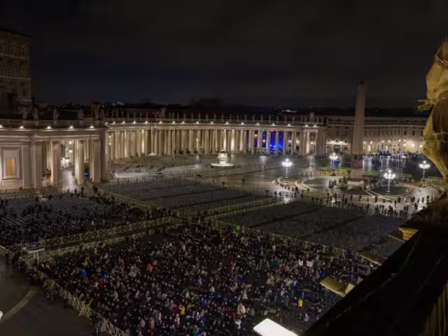 En la Plaza de San Pedro, cardenales, miembros de la Curia y fieles han continuado rezando el rosario cada noche por la pronta recuperación del sumo pontífice