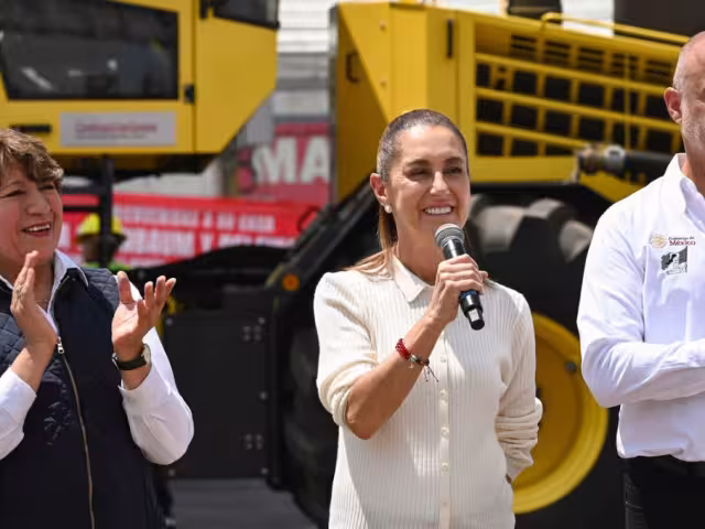 La presidenta Claudia Sheinbaum recordó que, de acuerdo con encuestas, uno de los principales problemas que señalan los habitantes  es la rehabilitación de caminos