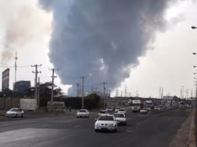 Autoridades locales indicaron que el incidente se originó en contenedores dentro del puerto