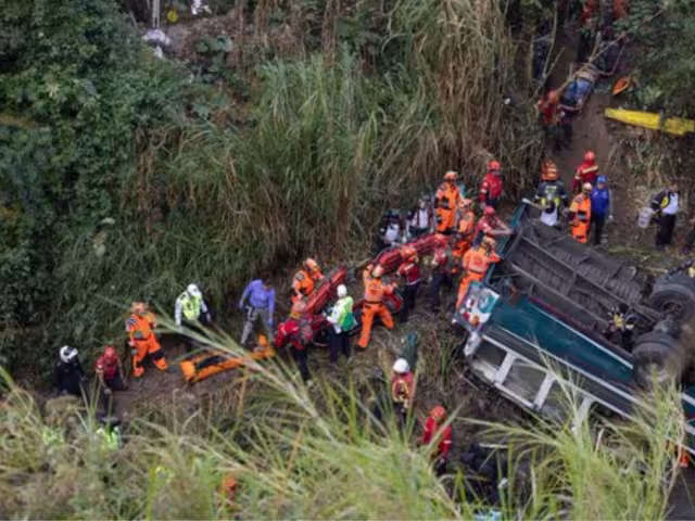 El rescate ha sido complicado debido a que el autobús cayó en un río contaminado con aguas residuales