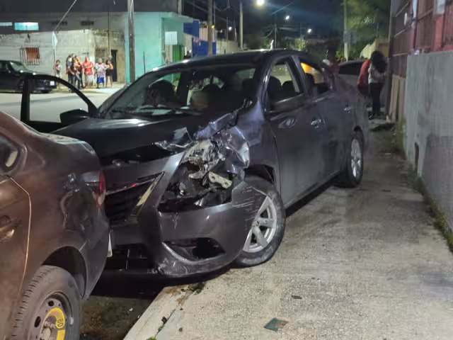 Tres vehículos dañados y una mujer herida tras fuerte accidente en la Benito Juárez