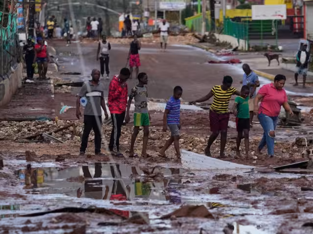 El primer ministro Andrew Holness indicó que se mantiene la vigilancia de inundaciones en el norte, suroeste y sur‑centro del país