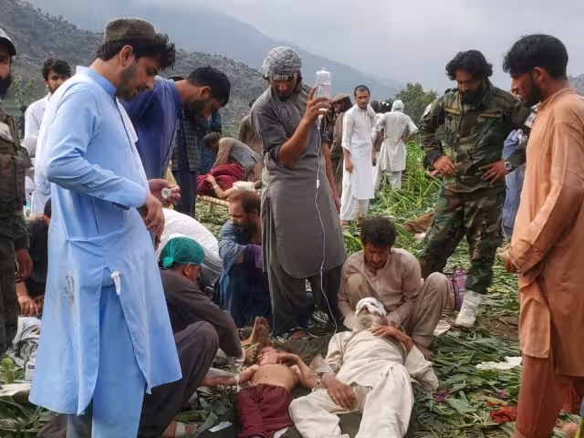 Las primeras evaluaciones señalan que cientos de casas de adobe y piedra colapsaron, dejando a muchas familias atrapadas bajo los escombros