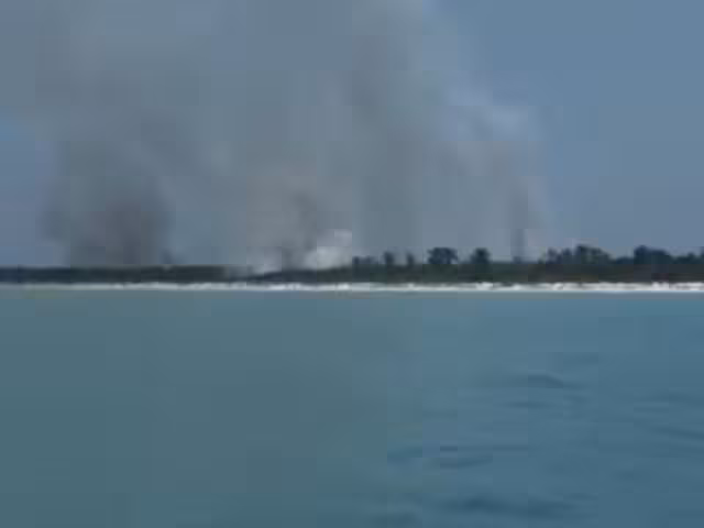 Incendio en la Ensenada Isla grande de Holbox