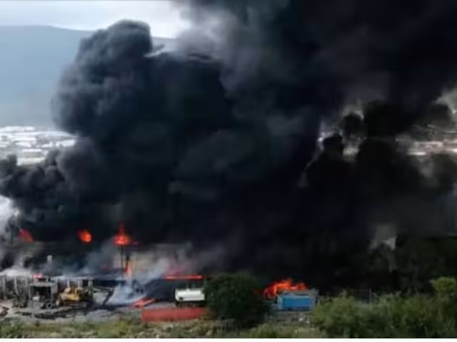 El incendio ha dejado al menos tres personas lesionadas, mientras que la columna de humo negro es visible desde distintos puntos de Monterrey