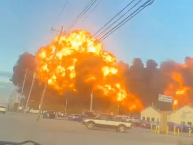 Avión de carga de UPS se estrelló en el aeropuerto de Kentucky, luego de despegar