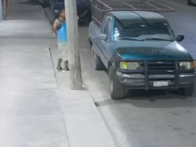 Dueño difunde video del ladrón que le vació la camioneta en Escárcega