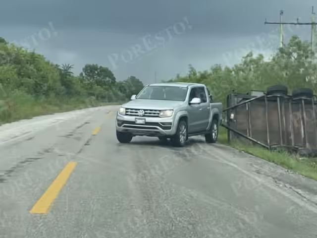 Un remolque se salió de la carretera Sabancuy–Chekubul tras perder el control su conductor por la lluvia.