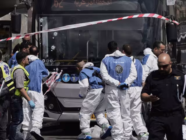 El primer ministro, Benjamín Netanyahu, visitó el lugar del ataque y afirmó que Israel responderá con “medidas más severas”