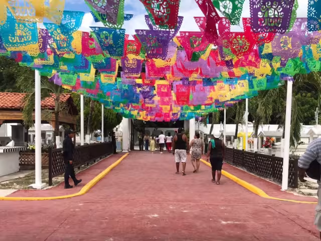 Chetumalenses honran la memoria de sus difuntos