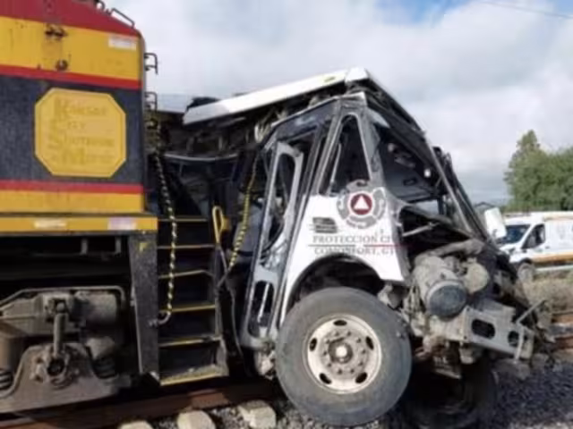 En el sitio trabajan cuerpos de seguridad, paramédicos y brigadas de Protección Civil para atender a los lesionados