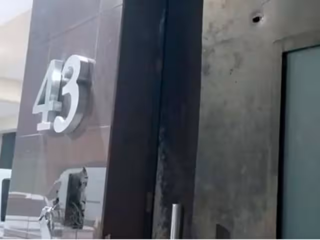 La noche de este jueves las instalaciones del diario El Debate fueron atacadas