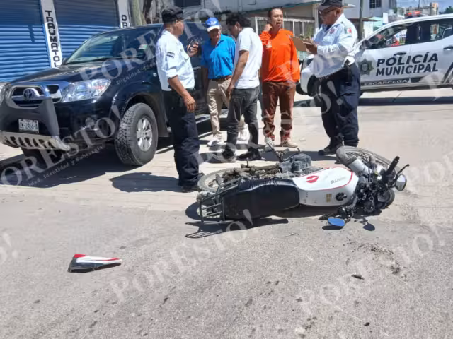 Un motociclista resultó con lesiones leves tras ser arrollado por una camioneta Toyota Hilux en Escárcega, Campeche.