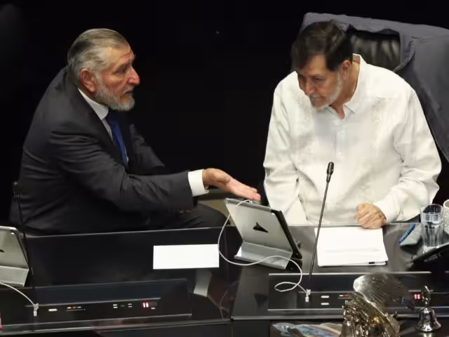 Los senadores de Morena, Adán Augusto López y Gerardo Fernández Noroña durante la sesión de este martes en el Senado de la República