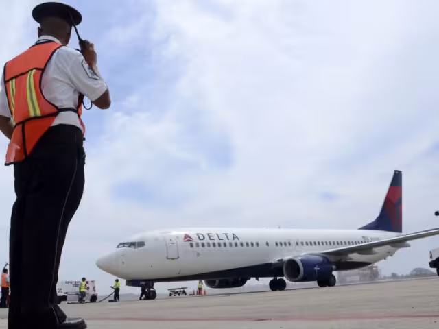 Como parte del protocolo de seguridad, el AICM suspendió las operaciones en ambas pistas