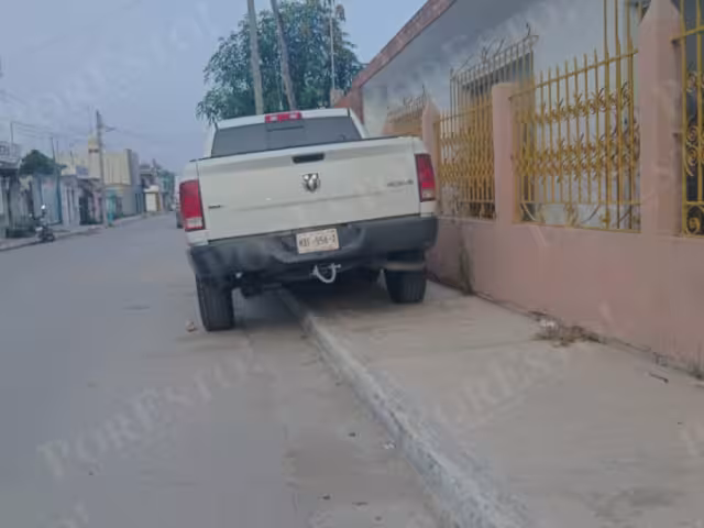 “Ya ni podemos pasar”: camioneta bloquea banqueta en Escárcega y pone en riesgo a peatones