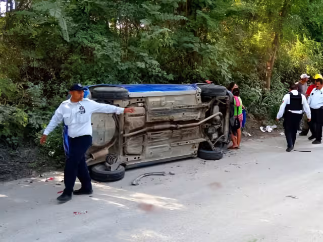 Tres ocupantes de un automóvil azul resultaron lesionados al volcarse en la carretera estatal entre San José de la Cruz Blanco y La Asunción