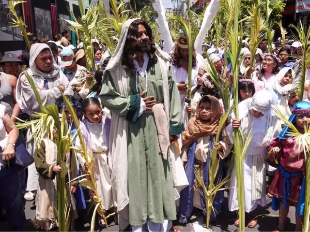 Con la participación de cientos de voluntarios de la comunidad, las calles de Iztapalapa se convierten en un escenario vivo