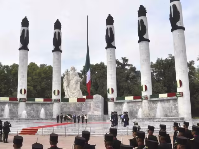 Cada año, la ceremonia a los Niños Héroes reúne a representantes de los tres órdenes de gobierno, autoridades militares y civiles, así como a invitados especiales