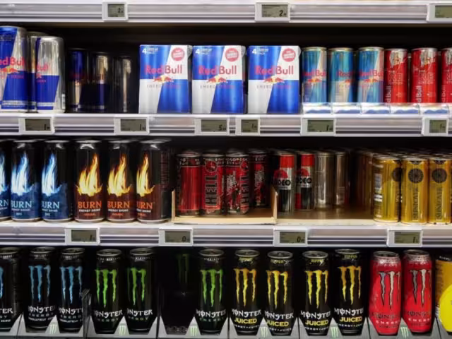 Especialistas en nutrición y pediatría han señalado que este tipo de bebidas no están diseñadas para menores