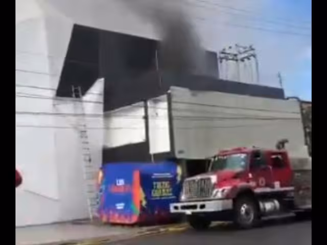 Vehículos y comercios incendiados en Villahermosa, Tabasco, en medio de actos vandálicos