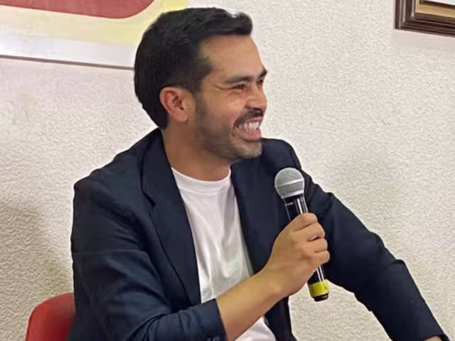 Jorge Álvarez Máynez en la escuela de periodismo Carlos Septién García