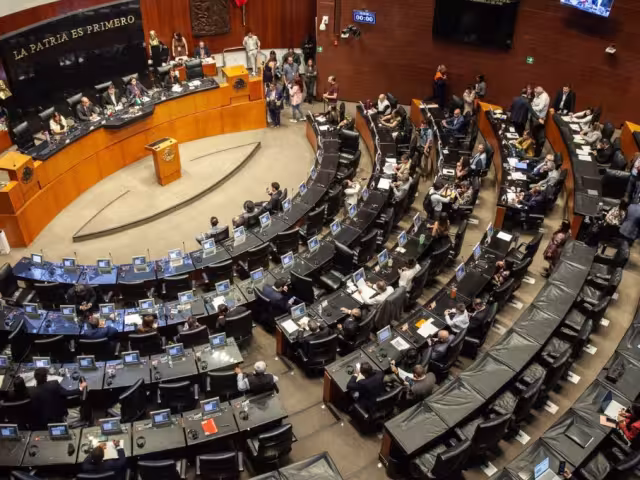 El presidente de la Comisión Permanente del Senado, Gerardo Fernández Noroña, tomó la palabra para recordar la trayectoria de Ozzy Osbourne