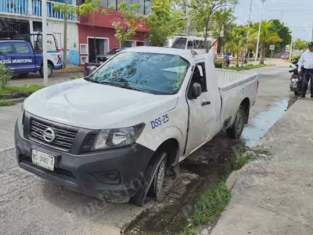 Un joven conductor perdió el control de su camioneta en la colonia Fátima y se impactó contra una cuartería.