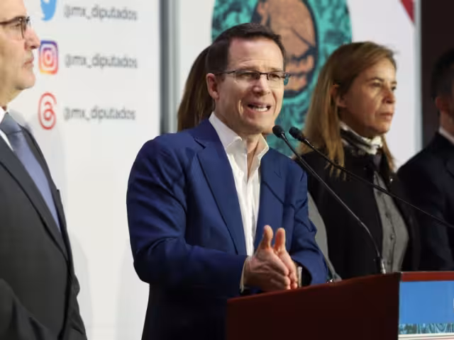 Ricardo Anaya calificó la propuesta como “irresponsable” y advirtió que podría generar pánico entre los derechohabientes