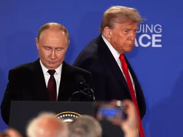 Ambos líderes posaron juntos en varias ocasiones, e incluso Trump invitó a Putin a recorrer un tramo en la limusina presidencial conocida como “La Bestia”