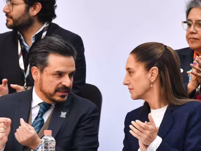 Zoé Robledo, secretario general del IMSS y Claudia Sheinbaum Pardo, presidenta de México