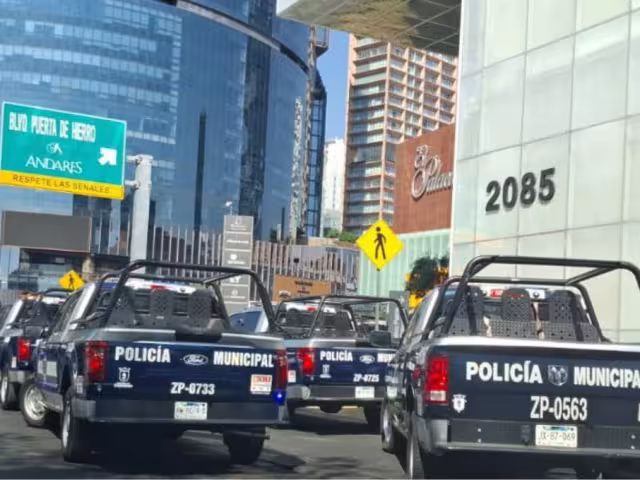 Tras los lamentables hechos, la zona fue acordonada como escena del crimen y se evacuó a clientes y trabajadores del centro comercial