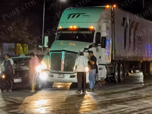 Congestionamiento en Ciudad del Carmen por accidente entre taxi y tractocamión