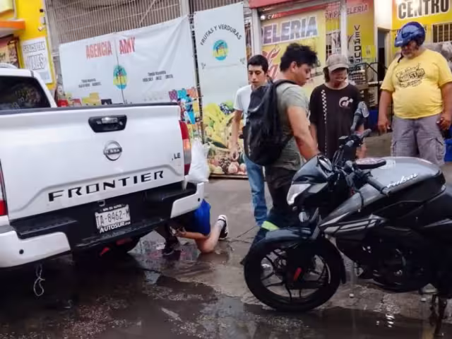 Imprudencia de taxista genera accidente en Chetumal, dejando un motociclista lesionado