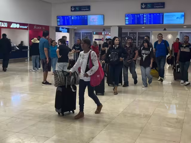 El primer vuelo en arribar fue el 821 de Aeroméxico, antes del amanecer a las 5:46, procedente de Ciudad de México. 