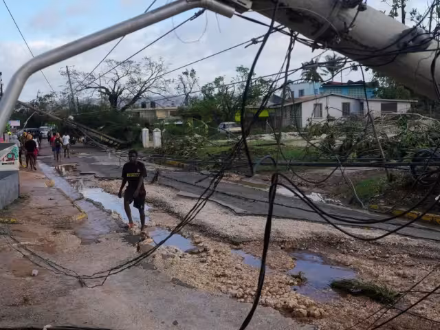 Melissa mantiene vientos máximos sostenidos de 185 km/h y rachas superiores