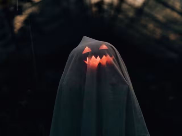 Captan en cámara de seguridad a un hombre que aparece y desaparece