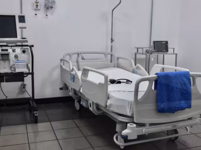 La doctora enfrenta cargos de homicidio imprudencial y usurpación de funciones