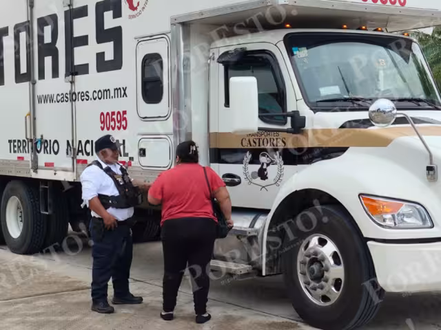 Un camión de Paquetería Castores ignoró una orden de alto en la glorieta del Barco del Galeón.