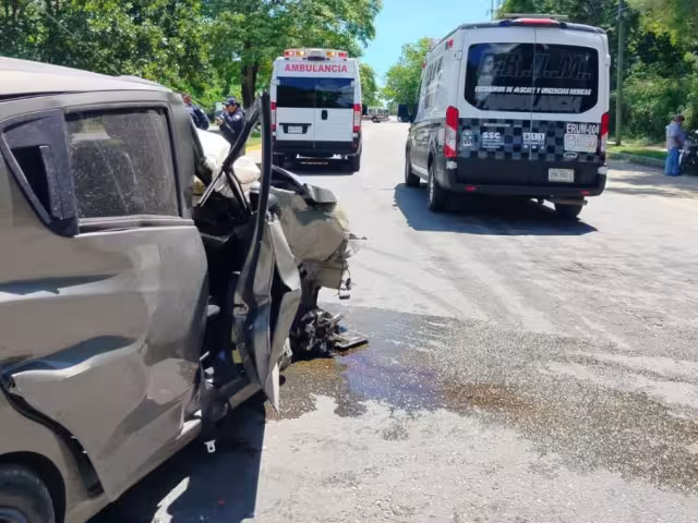 Percance vehicular en calles de Chetumal deja cuatro lesionados