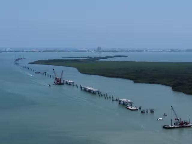 Se vertió material en la laguna Nichupté durante la construcción del puente vehicular de Cancún