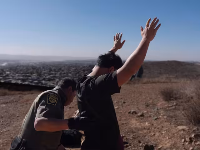 El centro de detención en la base militar ha sido habilitado para albergar hasta 30 mil migrantes