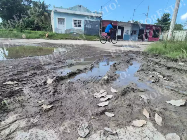 Vecinos de la colonia La Cruz denunciaron el deterioro de la calle 11, a la altura del Cementerio La Cruz, en Champotón.