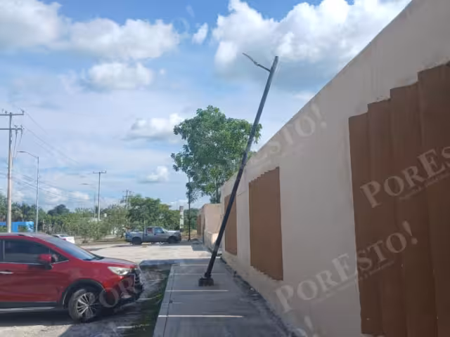 Poste a punto de caer genera peligro en Escárcega; vecinos exigen acción de Protección Civil