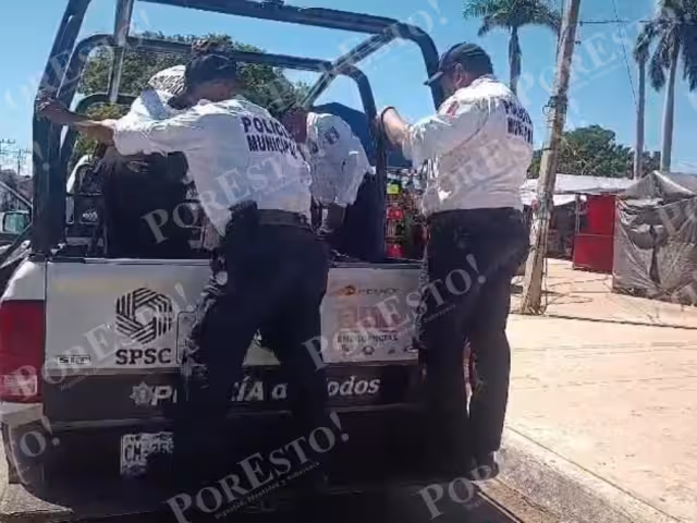 Hombre drogado intenta agredir a una mujer y luego camina por la carretera Mérida–Campeche