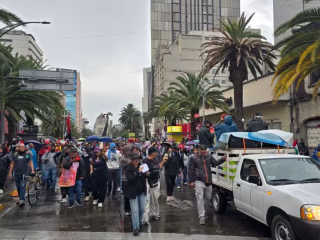 Venceremos”; entre un canto de esperanza y encapuchados, así fue el mitin por los 11 años de los 43 de Ayotzinapa