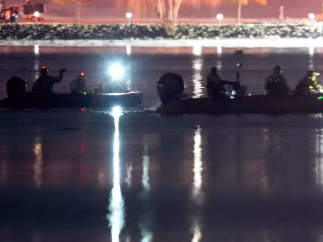 Las labores de rescate continúan, mientras la FAA y la NTSB trabajan en la recolección de pruebas