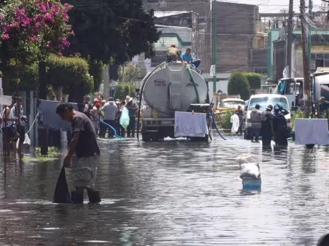 Durante este lunes, continuaron los trabajos de desagüe y limpieza de calles