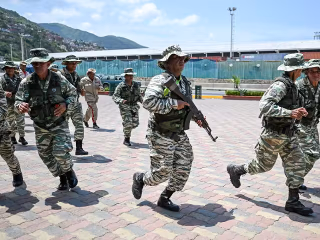 El gobierno de Nicolás Maduro evalúa declarar un “estado de conmoción exterior”, una figura legal que permitiría una movilización total del aparato militar